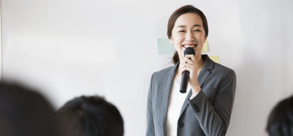 講演している女性